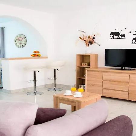Appartement Spacious With Free Parking And Garden In Calm Area *