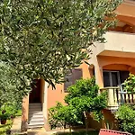 Spacious With Free Parking And Garden In Calm Area