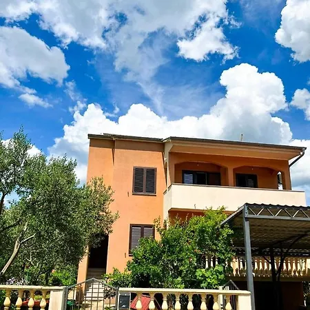 Spacious With Free Parking And Garden In Calm Area * Задар