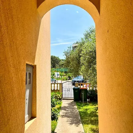 Spacious With Free Parking And Garden In Calm Area Lägenhet Zadar