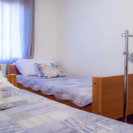 Spacious With Free Parking And Garden In Calm Area