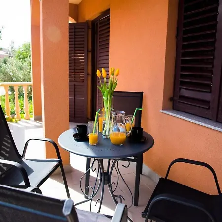 Апартаменты Spacious With Free Parking And Garden In Calm Area Задар