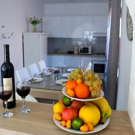 Spacious With Free Parking And Garden In Calm Area * Задар
